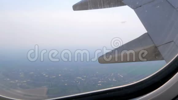 飞机飞过欧洲的田野这是飞机在舷窗上的翅膀视频的预览图
