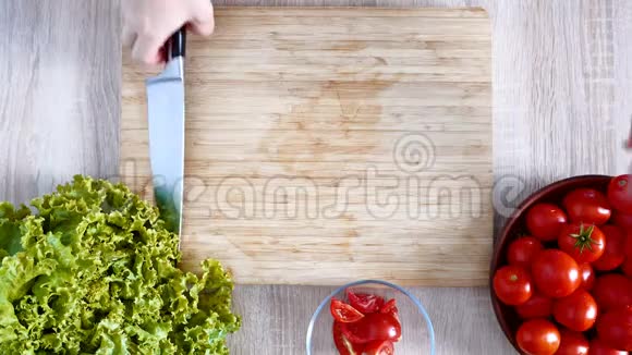 女人切新鲜西红柿视频的预览图