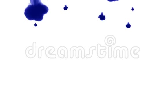 大量的孤立的蓝色墨水注入蓝色气泡在水中以慢动作拍摄使用inky背景视频的预览图