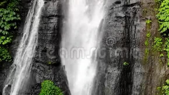 巴厘岛热带岛屿上惊人的巨大瀑布的鸟瞰图慢动作1920x1080视频的预览图
