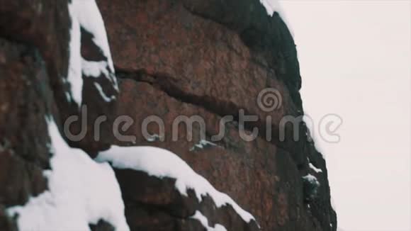 山岭石边冬日积雪视频的预览图