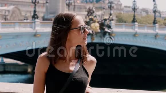 年轻的法国女人在巴黎享受阳光明媚的一天视频的预览图