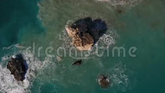 带大岩石的绿松石海洋景观视频的预览图
