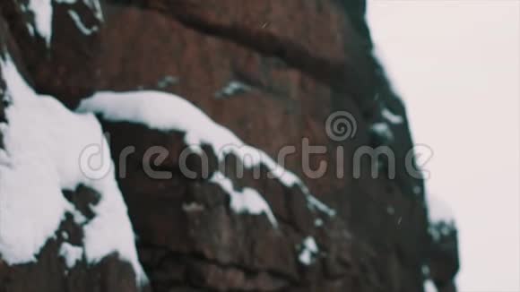 山岭的岩石一侧冬雪覆盖视频的预览图