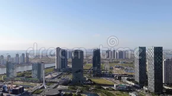 发达国家摩天大楼或多层建筑的鸟瞰图视频的预览图