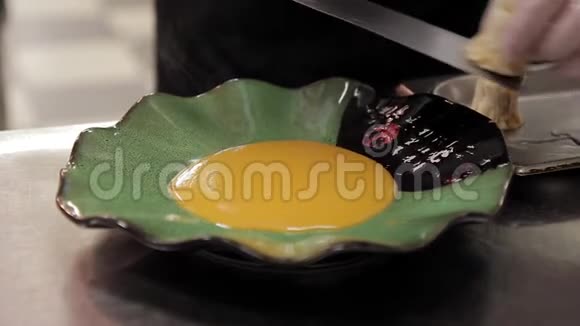 东方餐厅厨师端上一盘带螃蟹的点心视频的预览图
