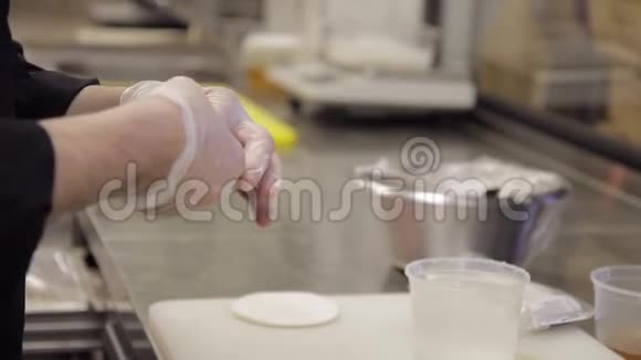 厨师用白面做面团放在托盘上视频的预览图