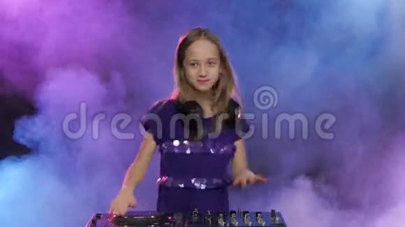 戴耳机的少女为DJ控制台播放吸烟背景视频的预览图