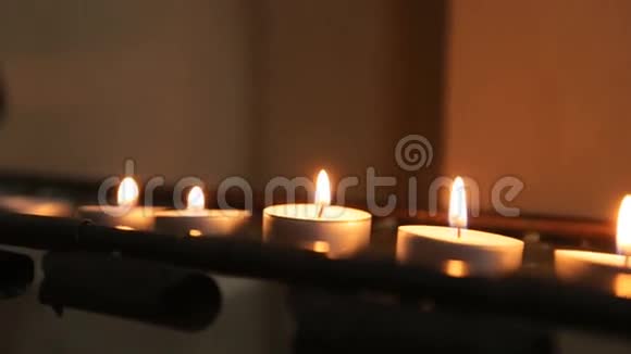 燃烧蜡烛很多蜡烛都在燃烧视频的预览图