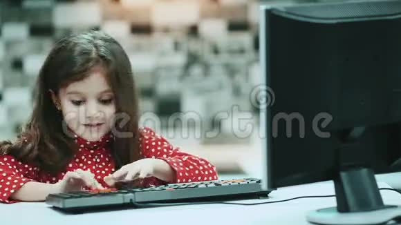 一个留着深色头发的小女生和一件带有圆点图案的衬衫在家里的电脑里工作打字视频的预览图