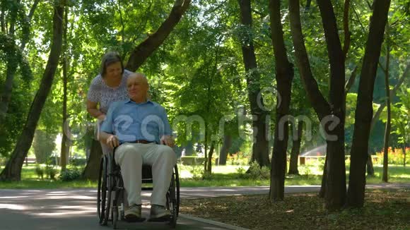 把丈夫推在轮椅外面的老女人视频的预览图
