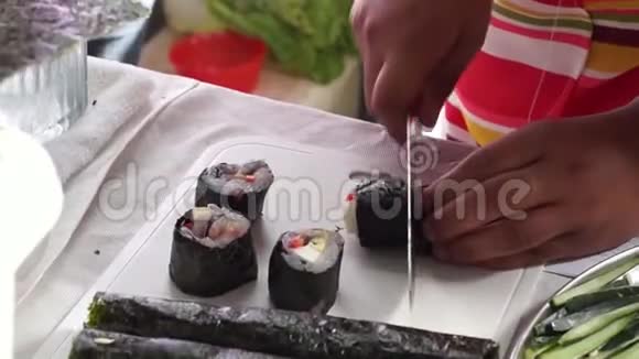一年一度的烹饪比赛中小女孩切鱼寿司卷视频的预览图