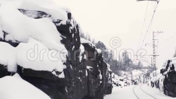 在铁路附近山岩边被雪覆盖视频的预览图