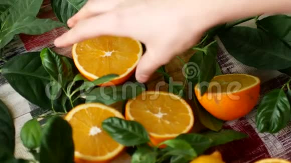 女孩选择橘子做新鲜果汁视频的预览图