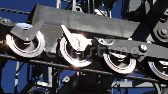 机械师移动闪亮的齿轮贡多拉提升特写视频的预览图