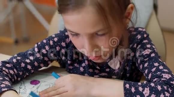 女孩用毛毡尖的笔画着颜色视频的预览图