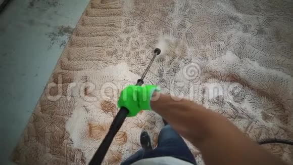 地毯清洗用高压冲洗视频的预览图