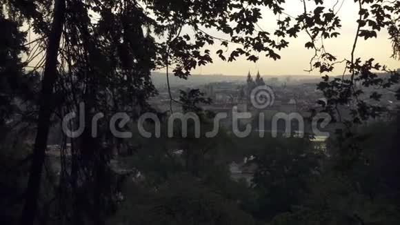 布拉格老城广场Tyn前的神母哥特式教堂视频的预览图