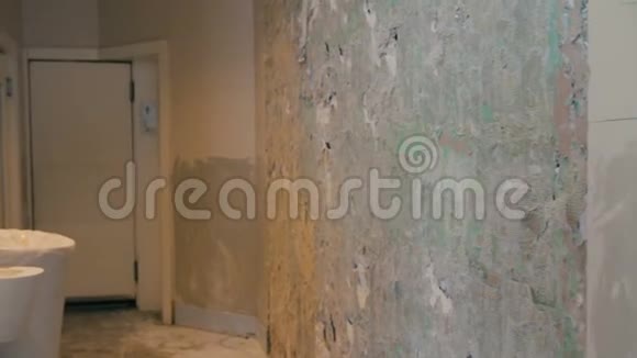 公共卫生间翻新在混乱的阶段瓷砖从墙壁和地板上移除视频的预览图