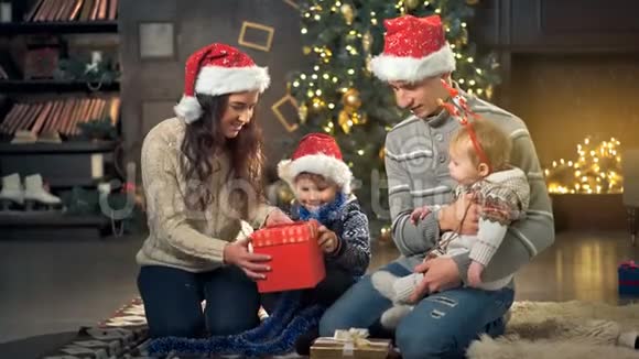 圣诞树前的家庭圣诞礼物视频的预览图