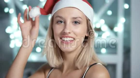 圣诞老人的年轻女人看着摄像机视频的预览图