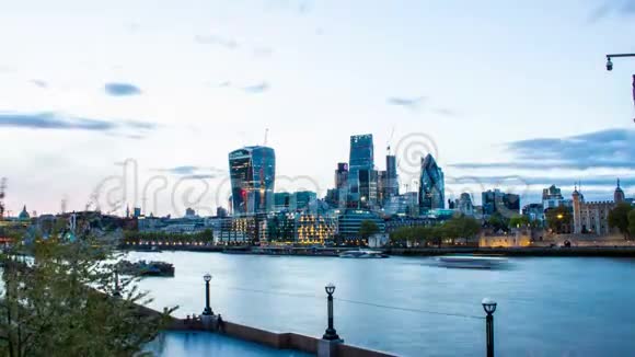 商务大楼和泰晤士河伦敦英国白天到晚上时间流逝4k视频的预览图