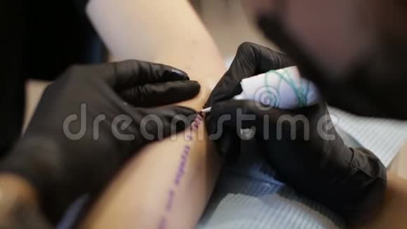 纹身女主人在她的手臂上填充纹身视频的预览图