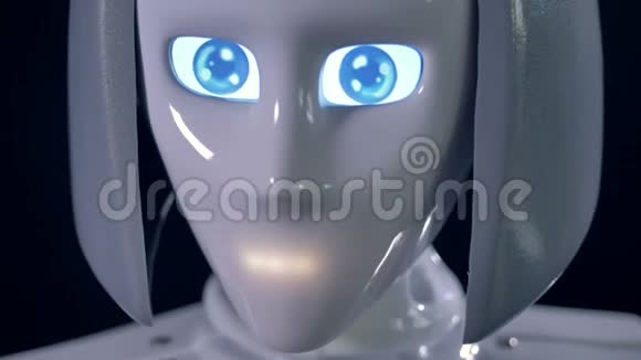 机器人眼睛视野特写机器人睁大了眼睛看着Arynd4K视频的预览图