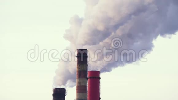 工业企业的空气污染把烟雾抛向天空的管道把电线放在前景中A视频的预览图