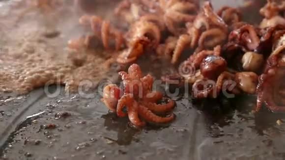 烹饪海鲜章鱼宝宝大煎锅视频的预览图