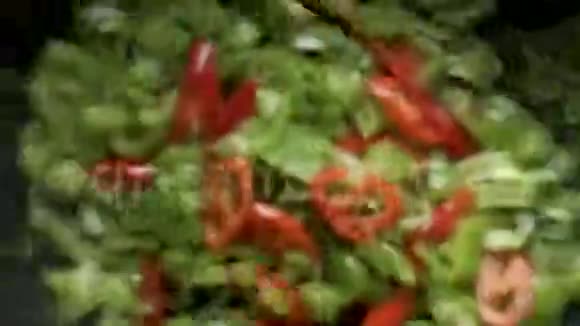 红椒和青椒放在煎锅里视频视频的预览图