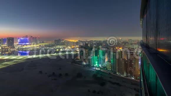 阿布扎比城市天际线日出前摩天大楼从夜间到白天视频的预览图