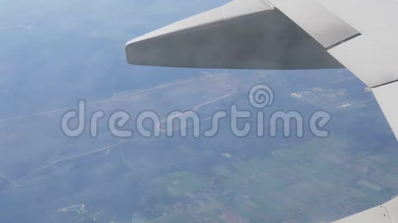 飞机飞过欧洲的田野这是飞机在舷窗上的翅膀视频的预览图