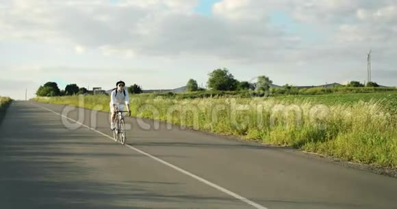 男子骑自行车在农村视频的预览图