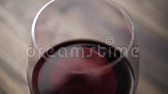 豪华红酒美味的葡萄酒用棕色背景的酒杯中的美味红葡萄制成视频的预览图