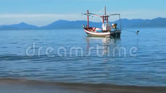 泰国渔船在波浪上欢迎视频的预览图