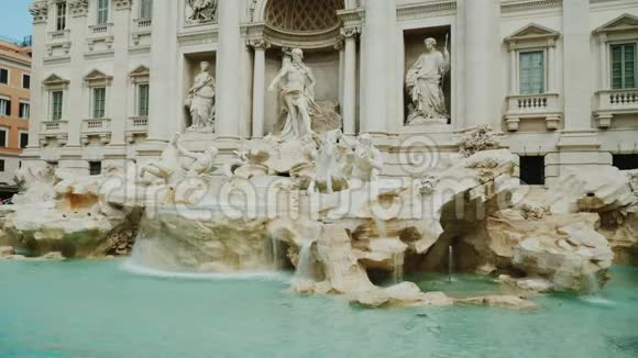 罗马的特雷维喷泉在世界各地的游客中很受欢迎的地方4K10位视频视频的预览图