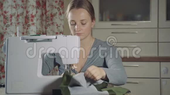 家庭主妇在家缝纫视频的预览图