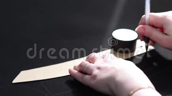 裁缝在黑色皮革上画手柄视频的预览图