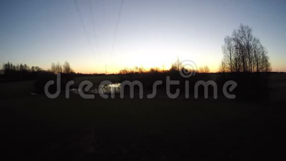 春天的日出覆盖了田野树木和池塘视频的预览图