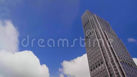 香港摩天大楼背景下的云视频的预览图