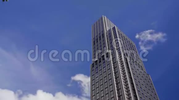 香港摩天大楼背景下的云视频的预览图