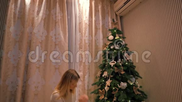 这个女孩在树下送给他女朋友一份新年礼物慢动作视频的预览图