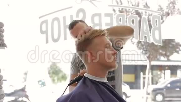 理发师用修剪器剃客户的头发视频的预览图
