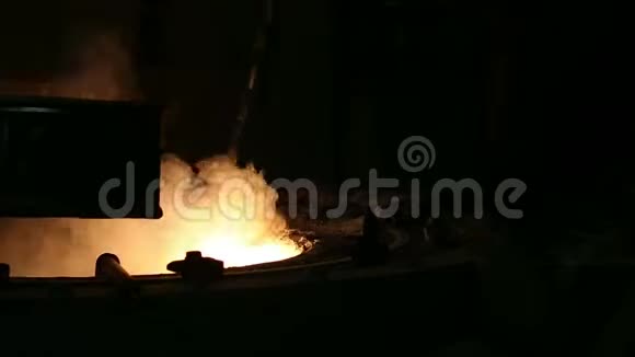 冶金厂金属熔铸车间视频的预览图