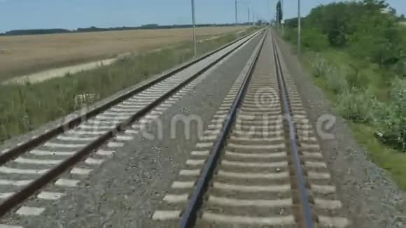 在铁路上运行火车视频的预览图