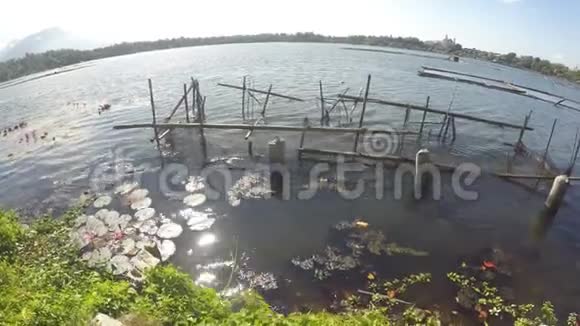 沿山湖岸建造的腐竹鱼笼视频的预览图