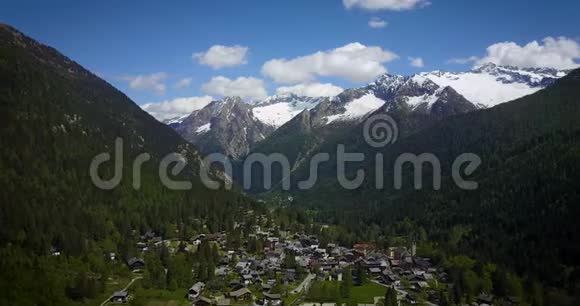 意大利阿尔卑斯山山村的空中活动视频的预览图
