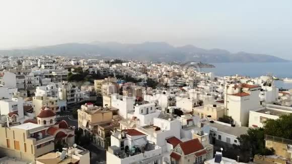 阴天时鸟瞰城市AgiosNikolaos海边的城市4K视频的预览图