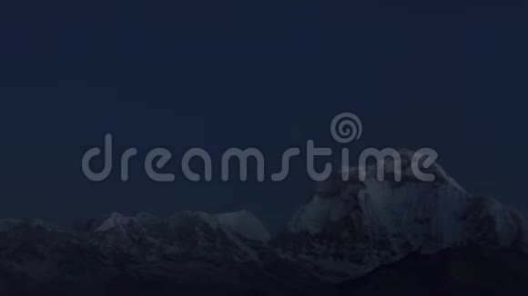尼泊尔喜马拉雅山脉移动云中日出的达拉吉里山雪峰时间推移视频的预览图